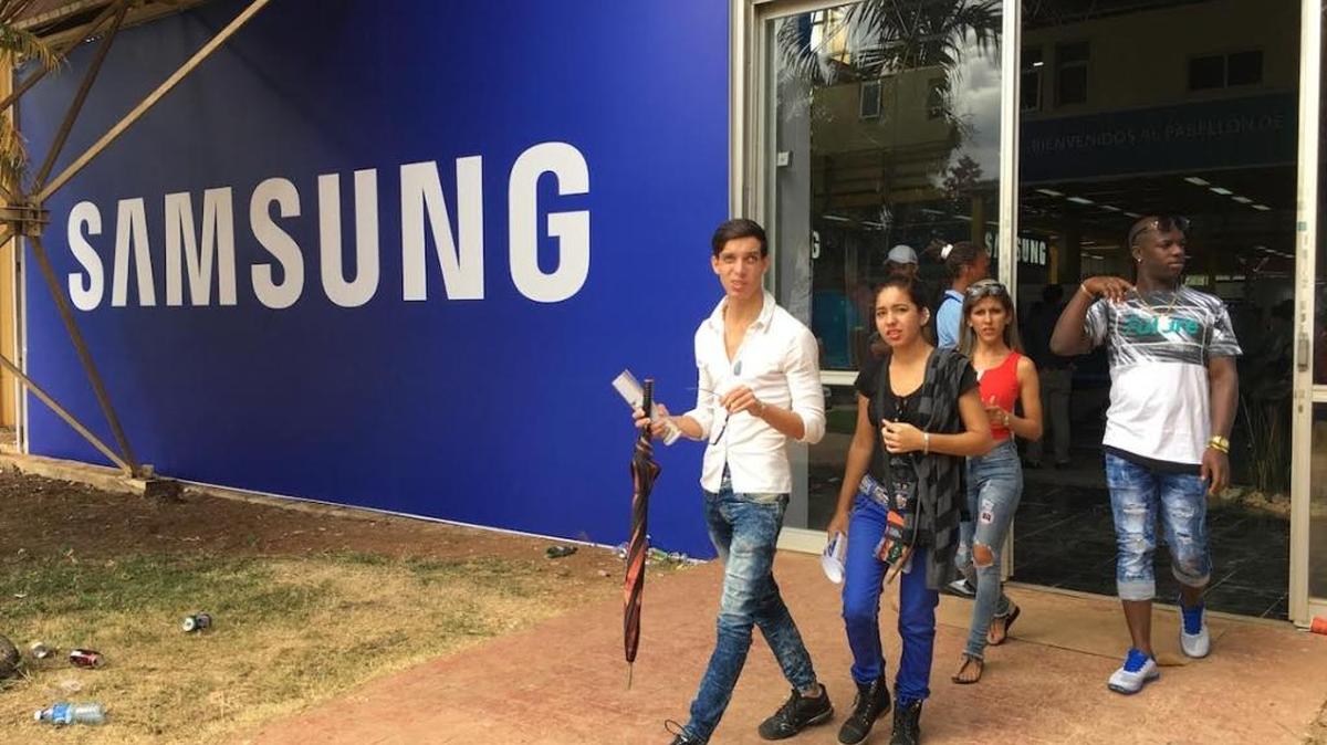 Un grupo de jóvenes se retira del pabellón de la empresa coreana Samsung.