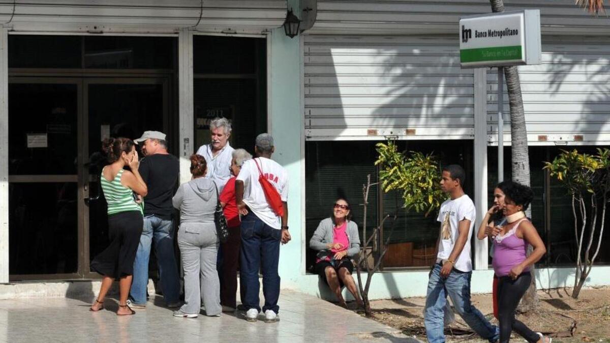 El Banco Central de Cuba llamó hoy a la tranquilidad ante los “falsos” rumores de que una de las dos monedas que circulan en el país será retirada de forma inminente dentro del proceso de reunificación monetaria, lo que ha provocado una fuerte afluencia a los bancos y casas de cambio.