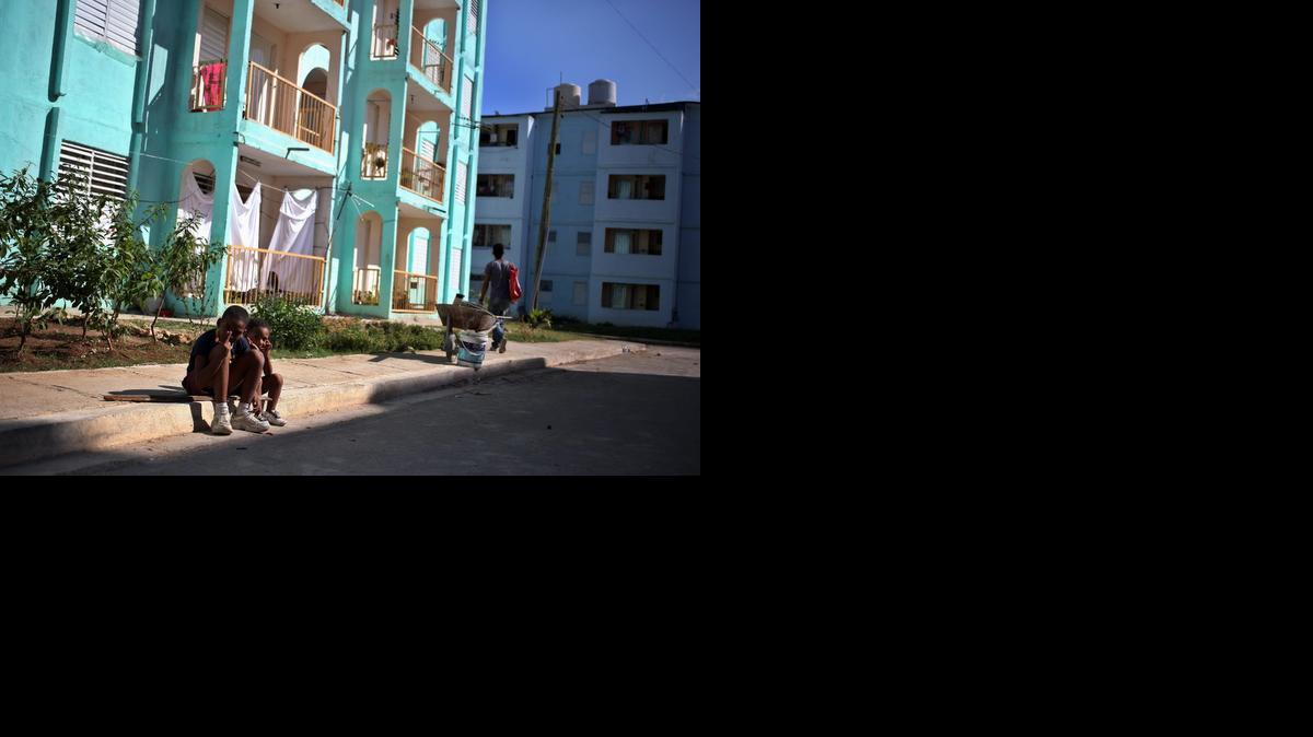 
 Fotografía del 14 de noviembre de 2014 Dos niños posando en un asentamiento para personas sin recursos, en la barriada de Marianao, en La Habana (Cuba). 
