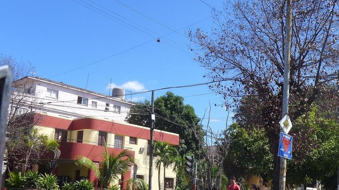 Un edificio remodelado. Para el turista, los “bed and breakfasts” ofrecen la ventaja de un trato más directo con los cubanos, la cultura, la lengua. Además, los precios de los hoteles se han disparado. Una habitación en el Hotel Nacional, el Melía Cohiba , o incluso en el Capri, puede costar más de $400 por noche.