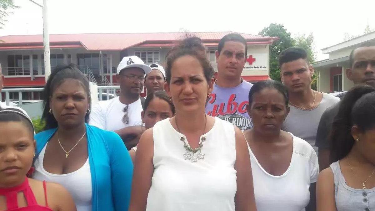 Cubanos varados en Surinam “plantados” frente a la Cruz Roja en protesta para no ser deportados a Cuba