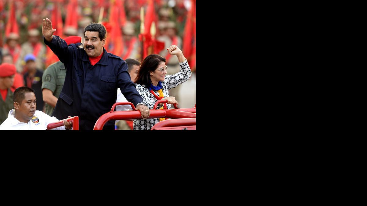 
Nicolás Maduro y su esposa, Cilia Flores, durante las celebraciones por el quinto aniversario de las Milicias Bolivarianas, este lunes en Caracas.


