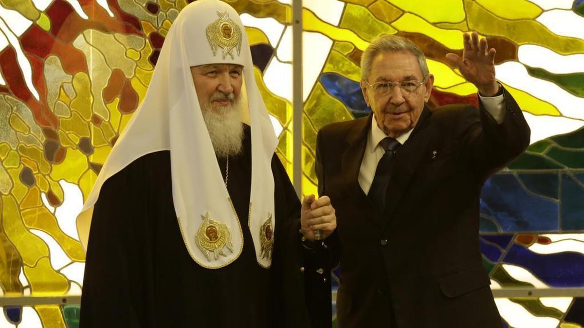 El presidente de Cuba Raúl Castro (d) y el patriarca ruso Kiril (i) se reúnen este viernes 12 de febrero de 2016, en el Palacio de la Revolución en La Habana (Cuba). La reunión con el presidente cubano tiene lugar horas antes del histórico encuentro con el papa Francisco, el primero de los máximos líderes de las iglesias católica y ortodoxa en casi mil años de cisma.