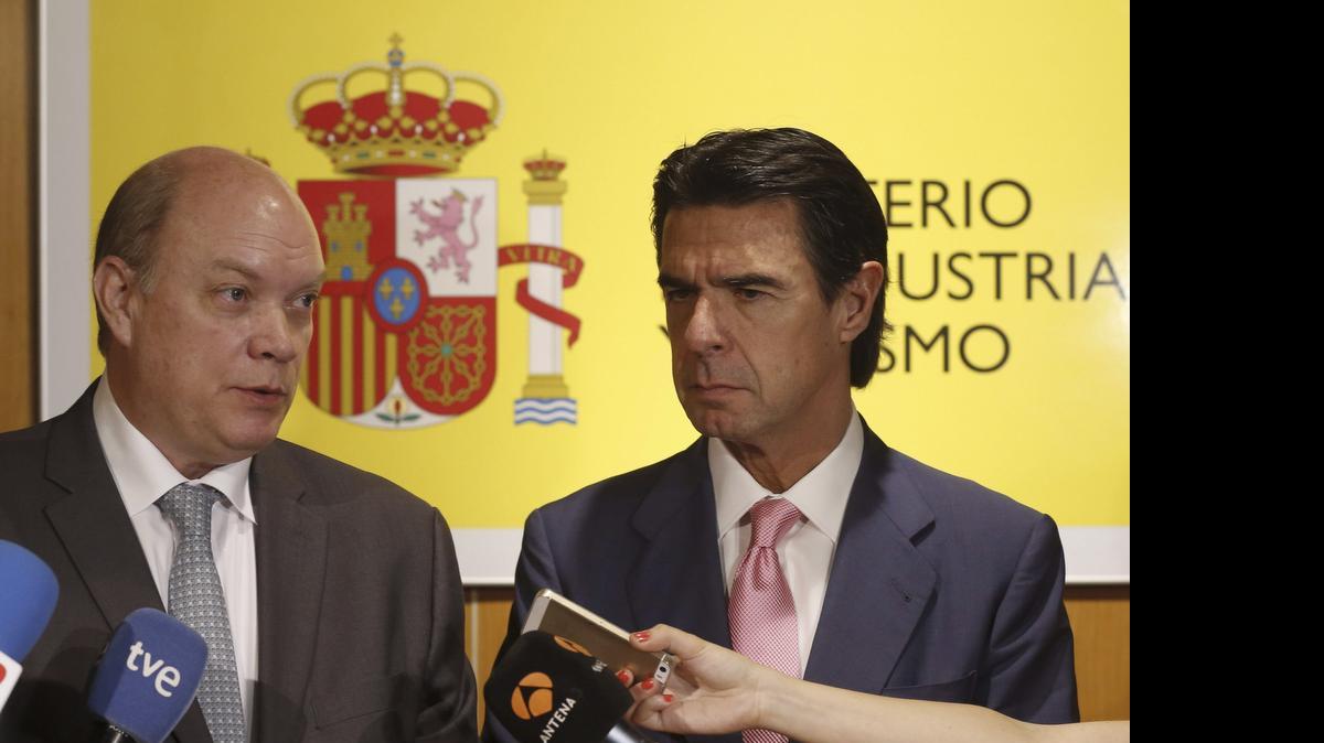 
El Ministro de Comercio Exterior de Cuba, Rodrigo Malmierca (izq.), y el Ministro de Industria de España, José Manuel Soria, hacen declaraciones a la prensa después de la reunión que sostuvieron el jueves en Madrid.
