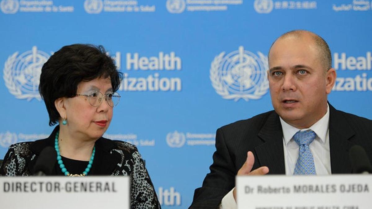Roberto Morales (derecha), ministro de Salud Pública de Cuba, junto a Margaret Chan, directora general de la OMS, en una conferencia de prensa en Suiza en septiembre del 2014.