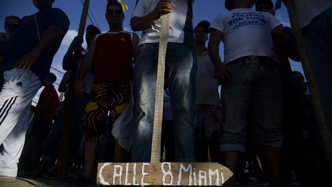 Migrantes cubanos protestan en Turbo, Colombia, para exigir que se le permita viajar a Estados Unidos, en una imagen del 5 de agosto del 2016. Más de 2,000 inmigrantes cubanos están en el país después de Panamá les cerró la frontera con Colombia el 9 de mayo.