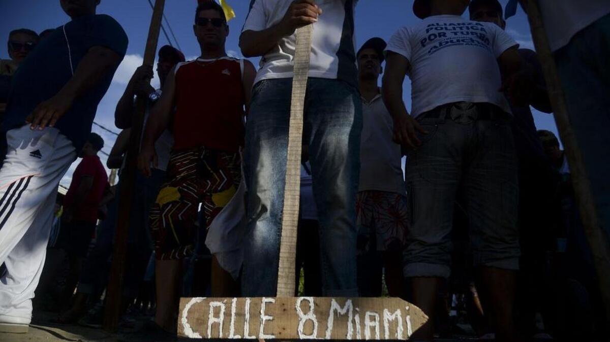 Migrantes cubanos protestan en Turbo, Colombia, para exigir que se le permita viajar a Estados Unidos, en una imagen del 5 de agosto del 2016. Más de 2,000 inmigrantes cubanos están en el país después de Panamá les cerró la frontera con Colombia el 9 de mayo.