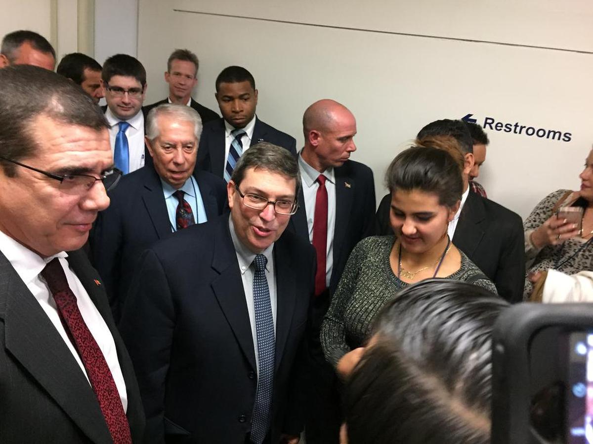 El canciller cubano Bruno rodríguez, al centro en un receso de la reunión del sábado.