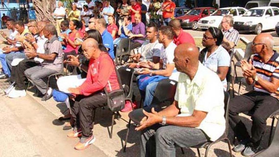 Entregan vehículos a deportistas y entrenadores cubanos.