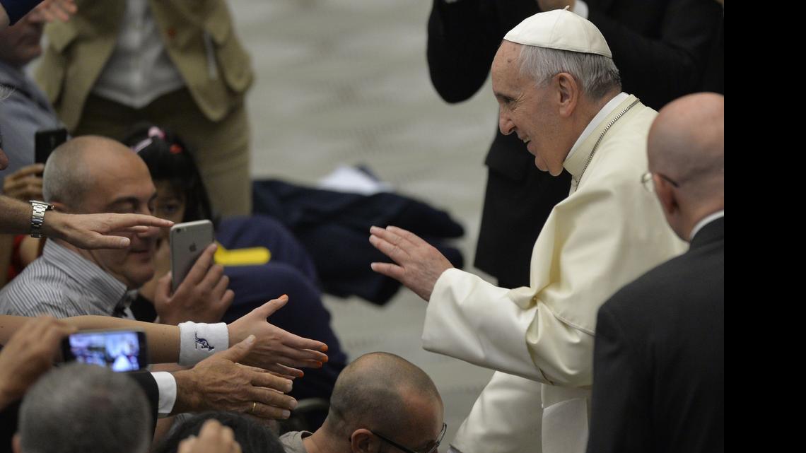 
El papa Francisco saluda antes de reunirse con miembros de la Federación Italiana de Tenis en el Salón de Audiencias Pablo VI, el viernes 8 de mayo, en el Vaticano.

