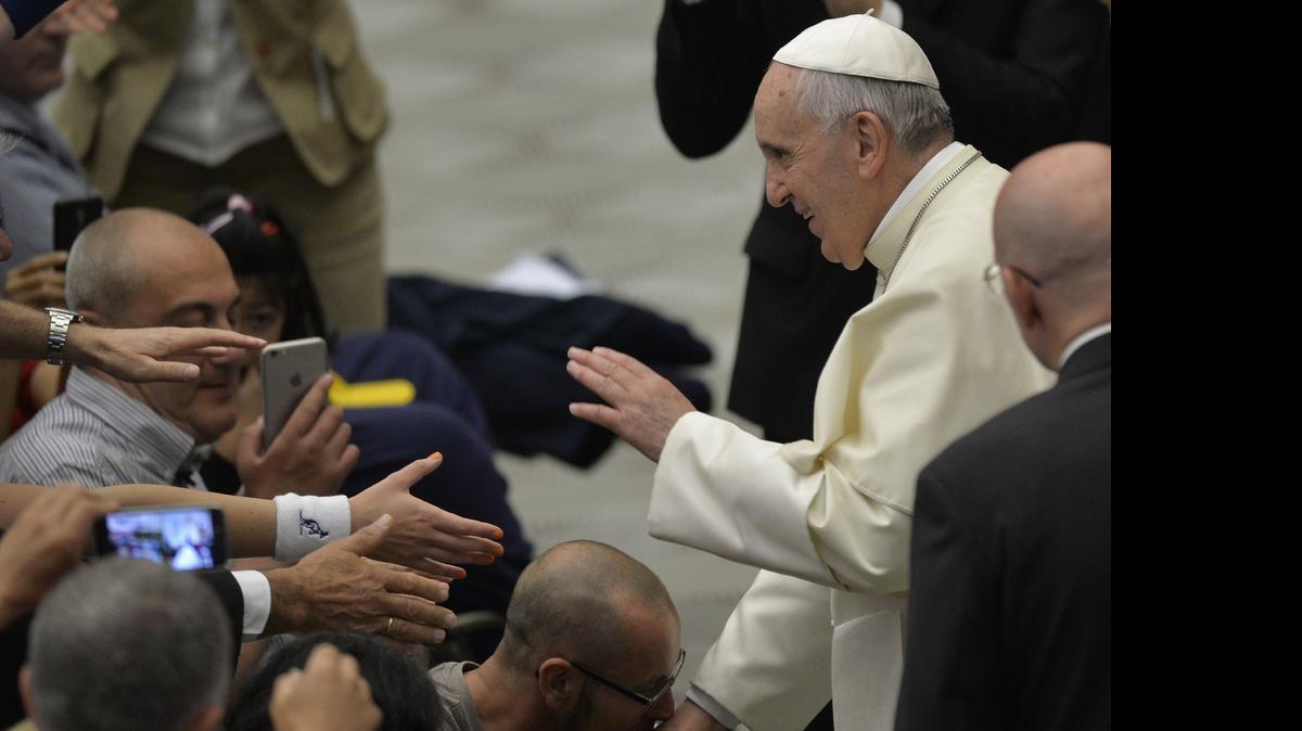 
El papa Francisco saluda antes de reunirse con miembros de la Federación Italiana de Tenis en el Salón de Audiencias Pablo VI, el viernes 8 de mayo, en el Vaticano.

