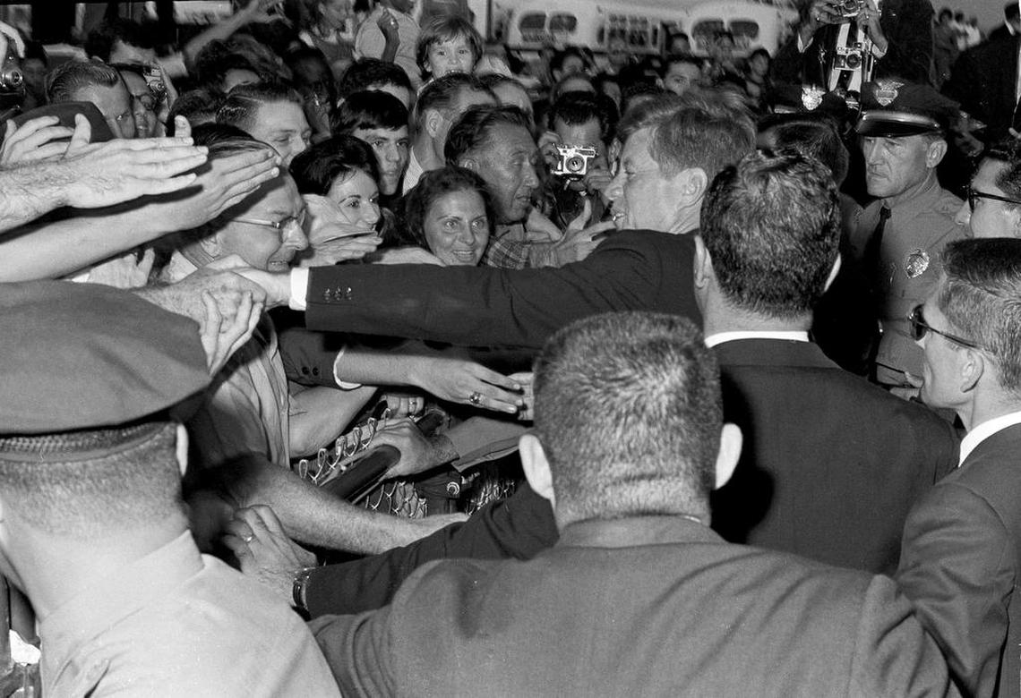 Una multitud en el aeropuerto de Miami saluda al presidente John F. Kennedy el 18 de noviembre de 1963.