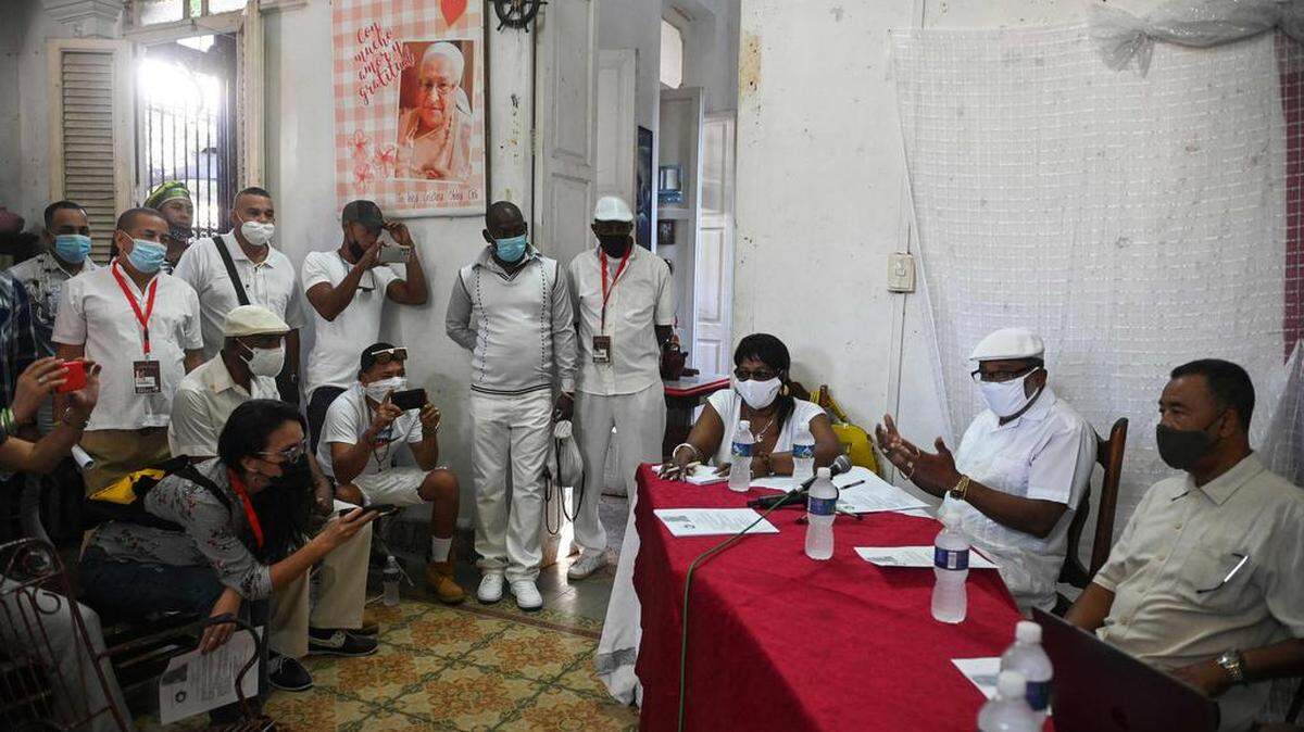 Sacerdotes afrocubanos de la religión yoruba, miembros del comité organizador de la “Carta del año Miguel Febles Padrón”, dan una conferencia de prensa sobre la carta que enumera las predicciones hechas por los santeros cubanos para el nuevo año, en La Habana, el 2 de enero. 2022. Foto de YAMIL LAGE / AFP a través de Getty Images