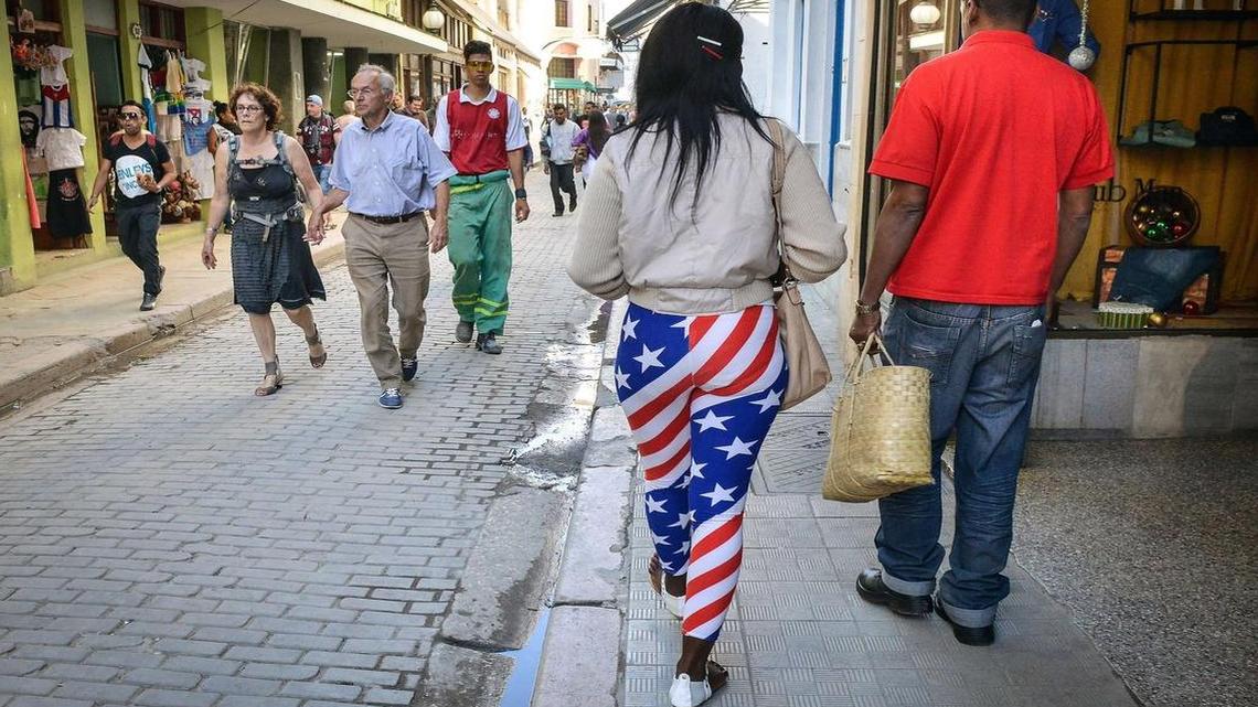 Una mujer con la bandera de Estados Unidos en sus pantalones camina por una calle de La Habana en diciembre del 2014.