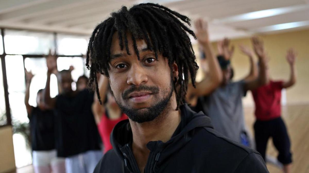 El bailarín cubano Miguel Altunaga ensaya con su antigua compañía Danza Contemporánea de Cuba (DCC), este miércoles 17 de enero de 2018, en La Habana (Cuba).