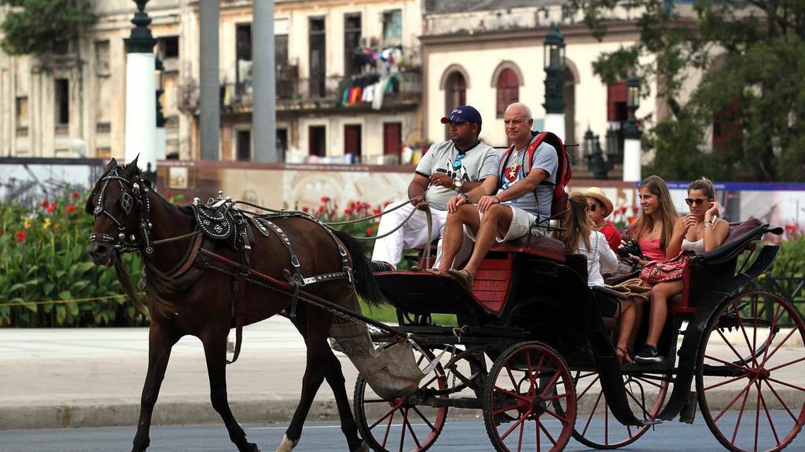 Turistas viajan en un coche de caballos este sábado, 2 de enero de 2015, en La Habana (Cuba).