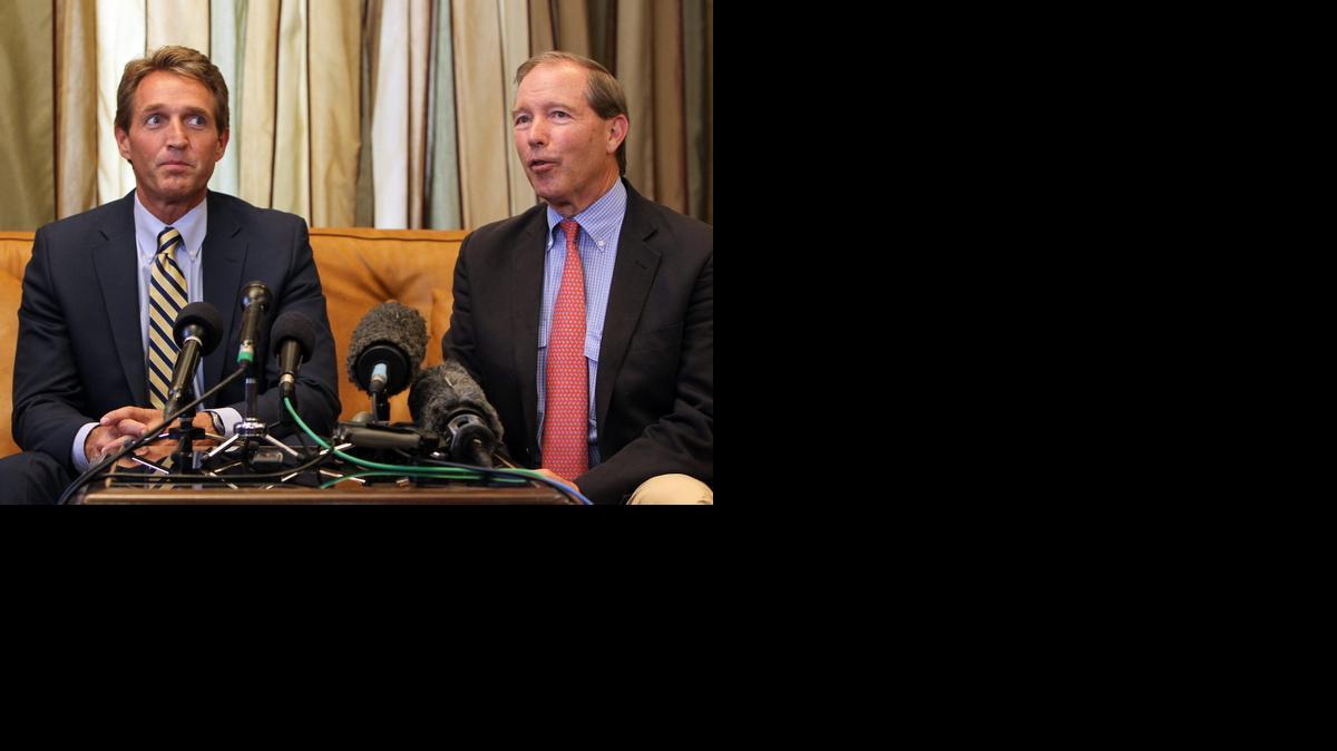 
Los senadores estadounidenses Tom Udall (d-demócrata) y Jeff Flake (i-republicano) ofrecen una rueda de prensa el martes 11 de noviembre de 2014, en La Habana.
