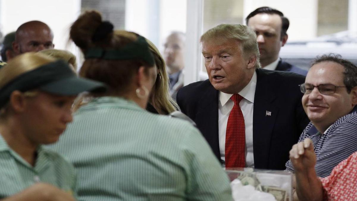 El candidato presidencial republicano Donald Trump durante su visita al restaurante Versailles en Miami.