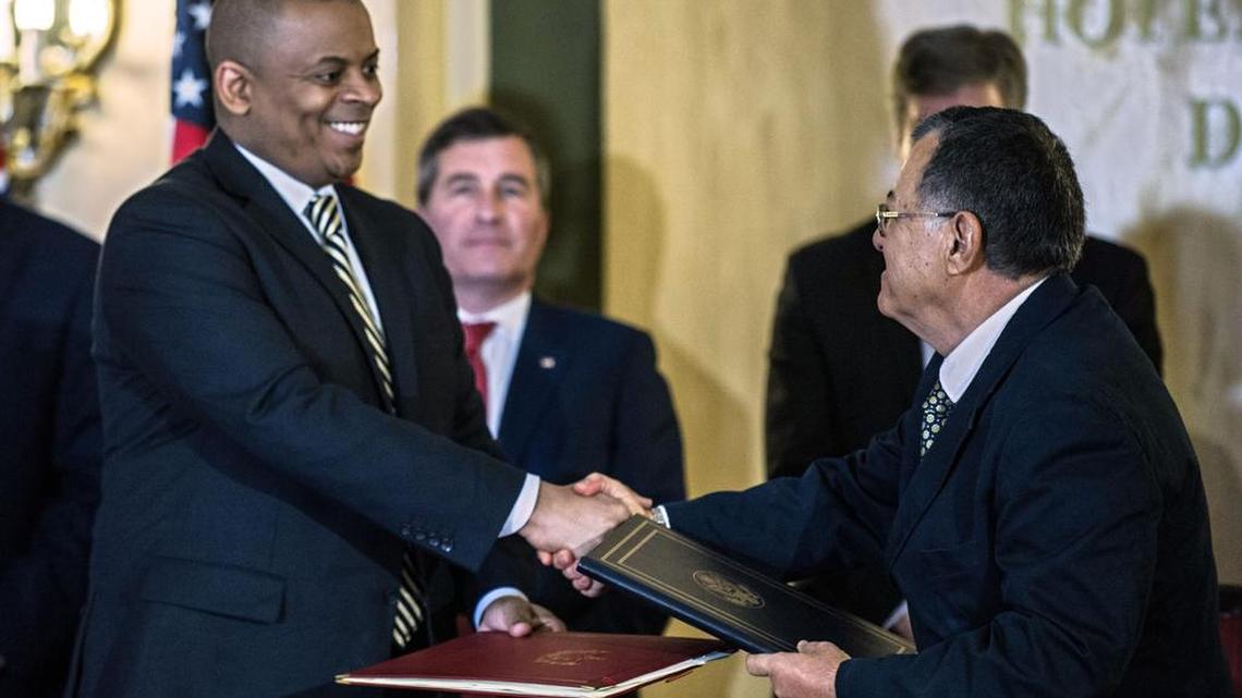 El secretario de Transporte de Estados Unidos, Anthony Foxx (i), y el ministro cubano de Transporte, Adel Yzquierdo, se dan la mano después de firmar un acuerdo que autoriza hasta 110 vuelos regulares diarios a La Habana y otros nueve destinos de la isla, en el Hotel Nacional de La Habana, el 16 de febrero de 2016.