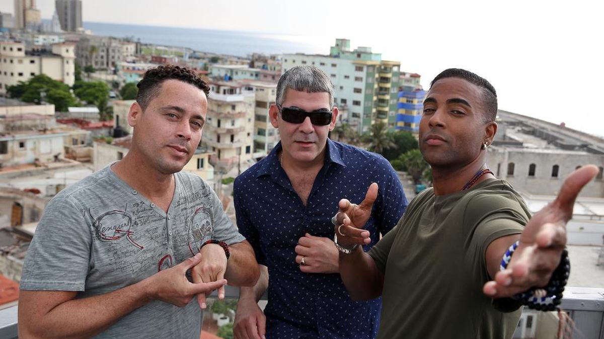 Los integrantes del grupo de hip hop cubano Orishas, Yotuel Romero (c), Roldán González (d) e Hiram Riverí (i). La famosa banda cubana de hip hop, regresa este verano a los escenarios internacionales tras un silencio de siete años, mientras preparan una gira y un disco del reencuentro para marcar el “segundo capítulo” de su historia musical con la apuesta de lograr una “revolución musical”.
