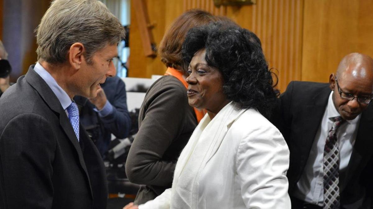 Tom Malinowski, alto funcionario del Departamento de Estado, saluda a Berta Soler, activista de las Damas de Blanco, en un acto en Washington en febrero del 2015