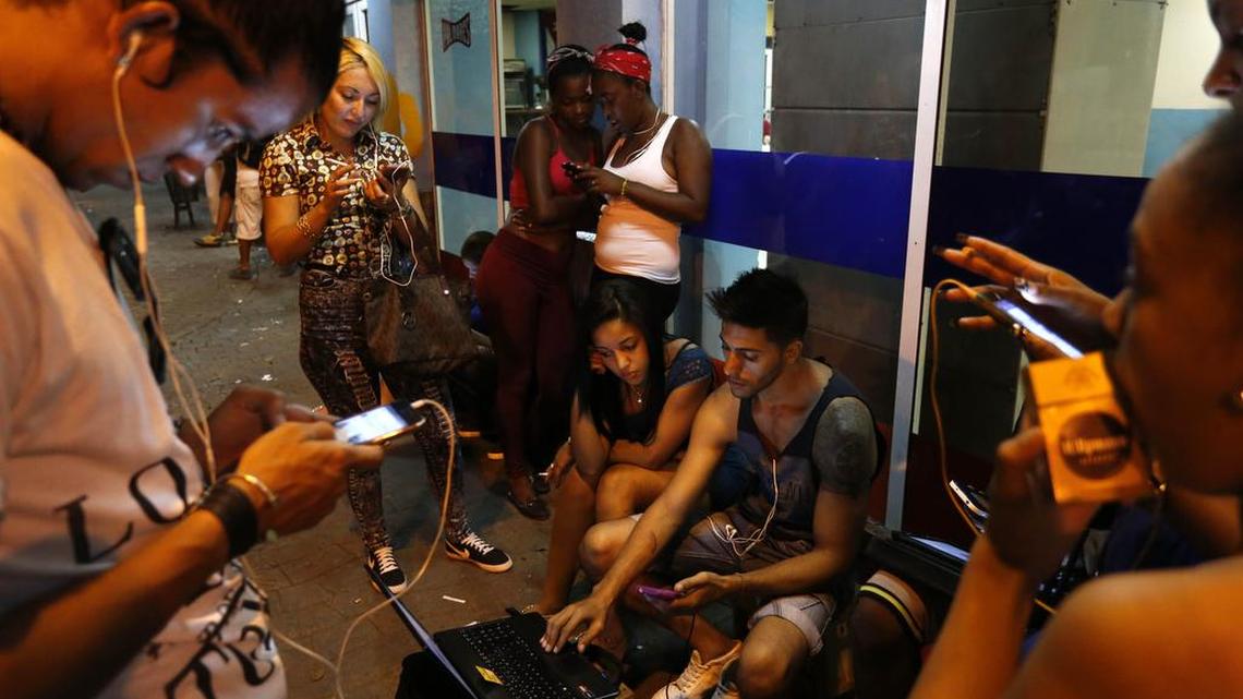 Varias personas se conectan a la internet en un punto wifi en La Habana, Cuba.