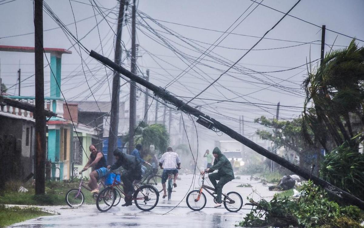 Residentes regresan a sus casas tras el azote del huracán Irma el sábado en Caibarién, Cuba.