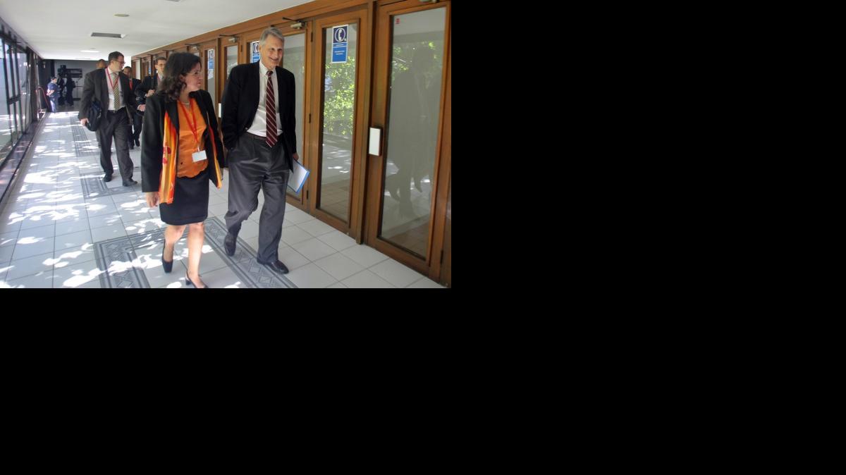 
 El secretario asistente adjunto para Latinoamérica del Departamento de Estado de los Estados Unidos, Alex Lee (d), camina junto a una traductora y parte de la delegación que lo acompaña durante la 28 Ronda Migratoria Cuba-EEUU el miércoles 21 de enero de 2015, en La Habana (Cuba). EFE/Ernesto Mastrascusa
