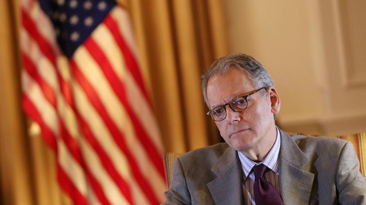 El embajador en funciones de EEUU en Cuba, Jeffrey DeLaurentis, posa durante una entrevista con Efe hoy, lunes 14 de marzo de 2016, en La Habana (Cuba). DeLaurentis afirmó hoy que la visita de Barack Obama a la isla es una señal firme de la nueva relación entre los dos países y abogó por "seguir expandiendo" las medidas de alivio del embargo que buscan facilitar el intercambio y lazos comerciales.