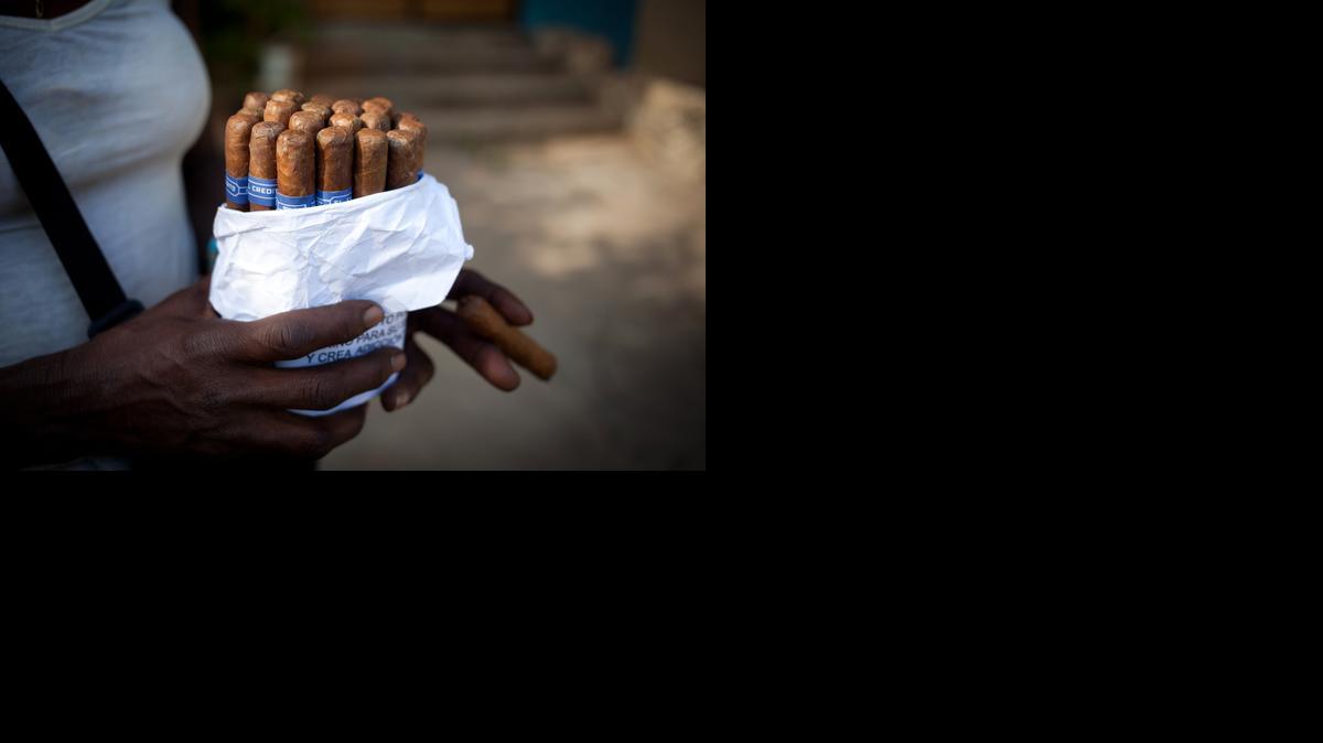 
Una mujer vende habanos en una calle de la capital cubana, el 20 de diciembre de 2014. 
