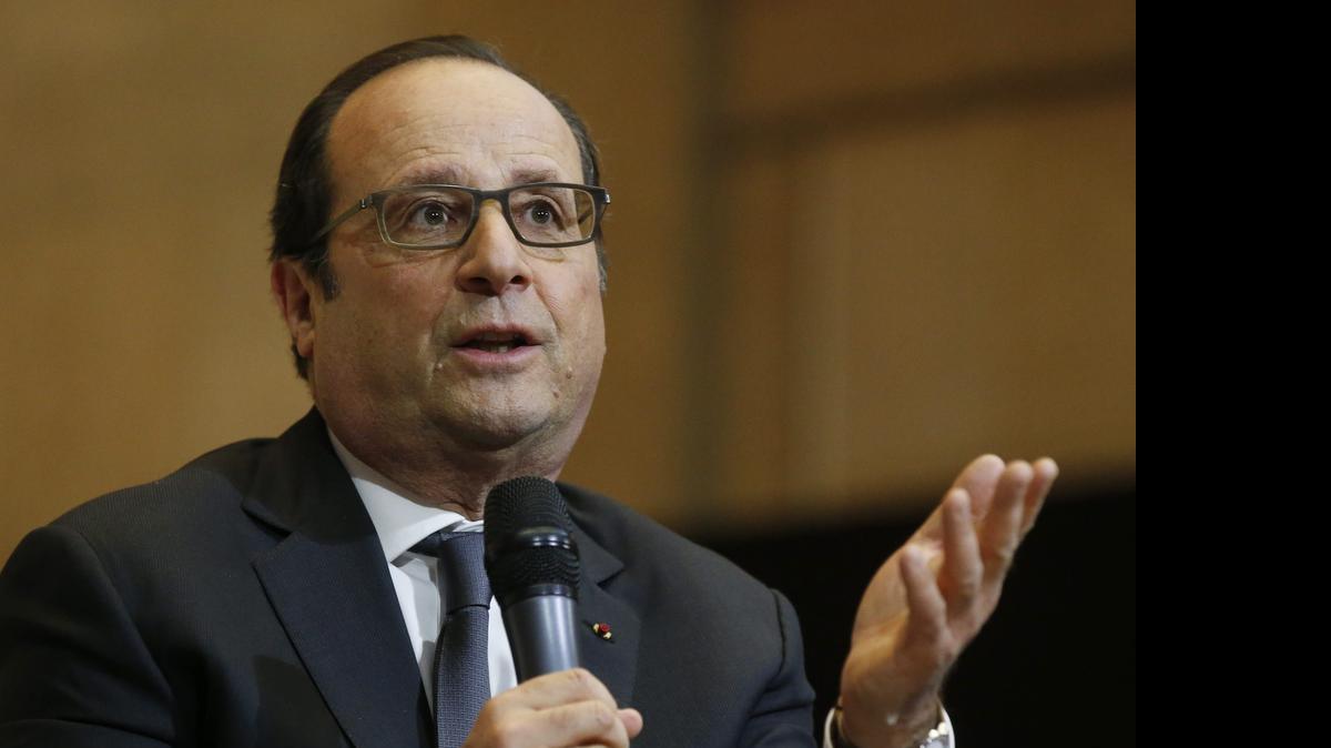 
 El presidente francés, François Hollande, pronuncia un discurso ante varios estudiantes durante un consejo sobre asuntos sociales y económicos, en París, Francia, el miércoles 6 de mayo de 2015, coincidiendo con el tercer aniversario de su victoria en las elecciones presidenciales francesas. 
