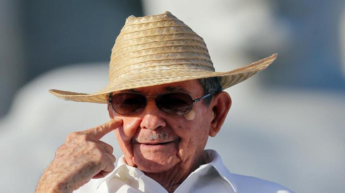 Raúl Castro participa en el desfile por el Día Internacional de los Trabajadores.