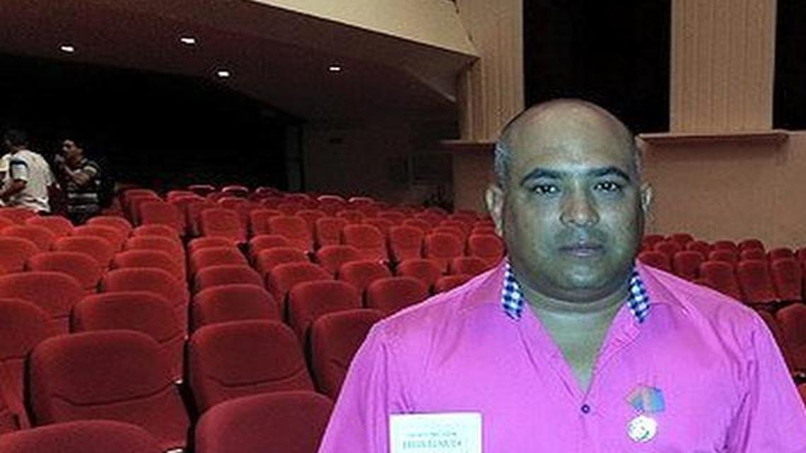 El periodista José Ramírez Pantoja muestra la medalla Félix Elmuza que le fue conferida por la UPEC, antes de ser despedido.