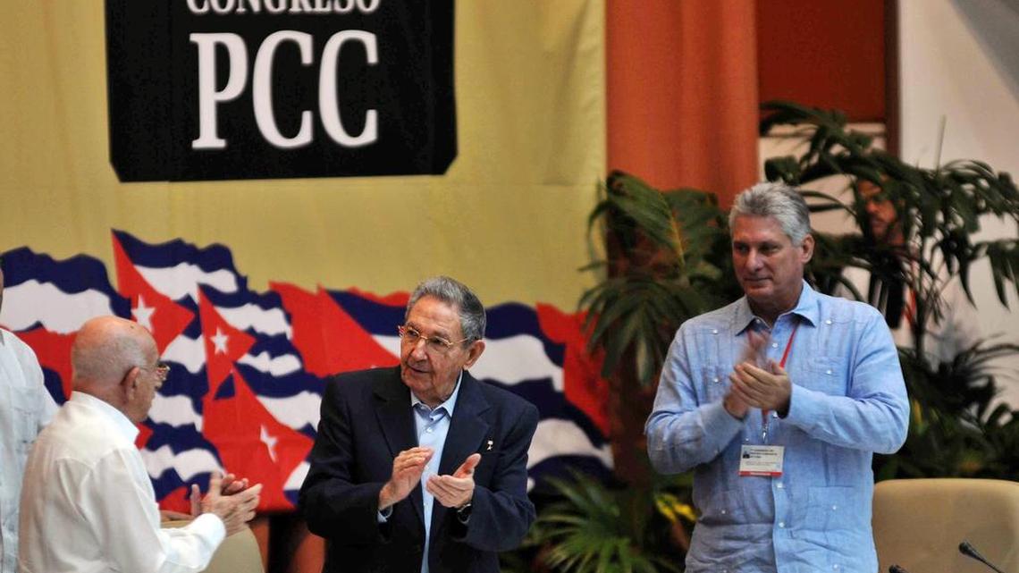 El gobernante Raúl Castro (centro), José Ramón Machado, segundo secretario del Partido Comunista (izq.), y Miguel Díaz-Canel, primer vicepresidente, durante una sesión del Séptimo Congreso del Partido Comunista, el sábado en La Habana.