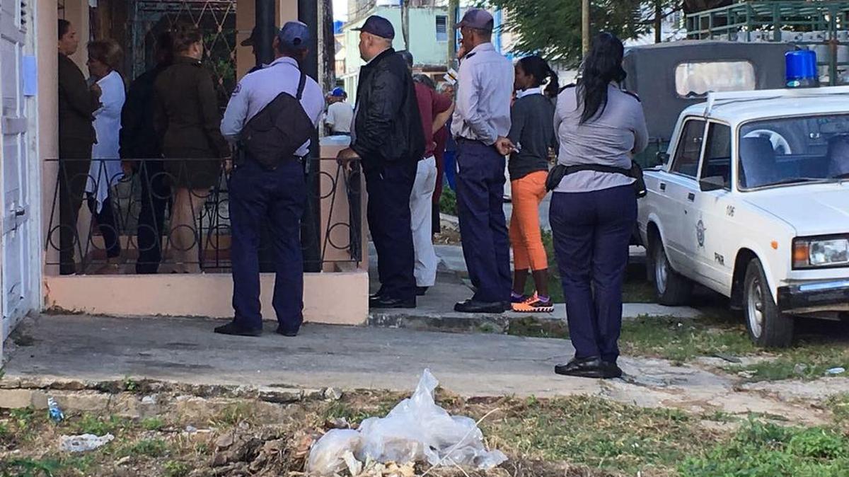 Momento en que fuerzas policiales cubanas intervienen en la casa de Karina Gálvez, editora de la revista Convivencia.