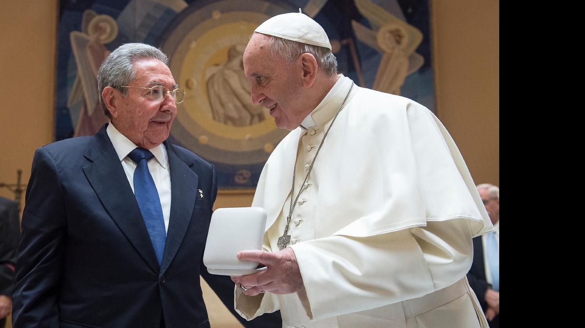 
El gobernante cubano Raúl Castro se reúne con el papa Francisco en una audiencia privada el domingo 10 de mayo, en el Vaticano.
