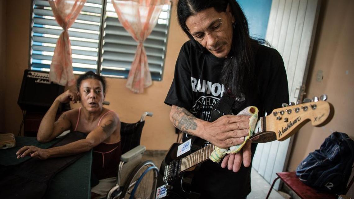 Yohandra escucha también a Gerson tocando la guitarra sin cuerdas.