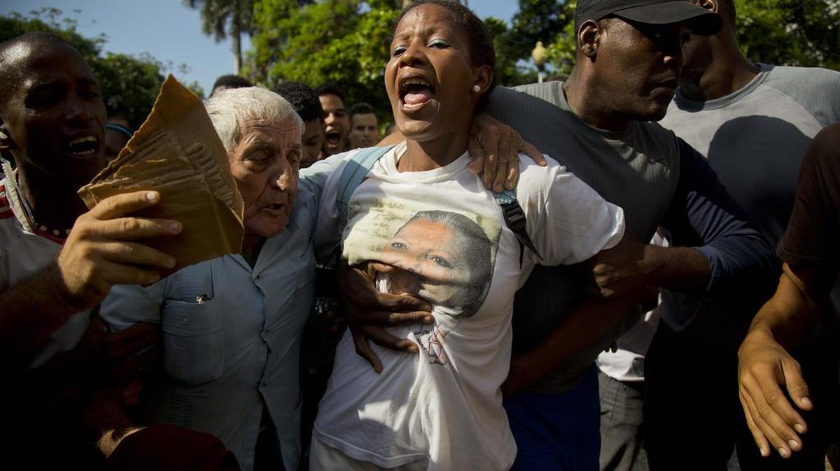 
Una miembro de las Damas de Blanco en el momento de su arresto por agentes vestidos de civil durante una marcha de protesta en La Habana. Foto de archivo.
