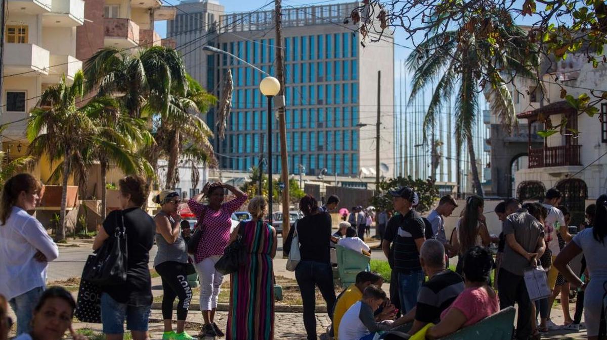 Cubanos que están solicitando visas esperan en un parque cercano a la embajada de Estados Unidos en la Habana, el 2 de octubre del 2017. Los planes de viaje de muchos cubanos han quedado en un limbo por la suspensión de los trámites de visa en la embajada de Estados Unidos en Cuba.