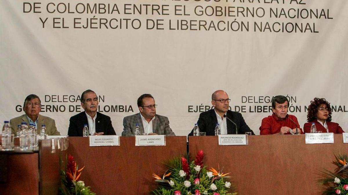 Los jefes negociadores del Gobierno colombiano Mauricio Rodríguez (3-d) y de la guerrilla del ELN, Pablo Beltrán (2-i), participan en una rueda de prensa el lunes 10 de octubre de 2016, en la sede de la Cancillería venezolana en Caracas (Venezuela).