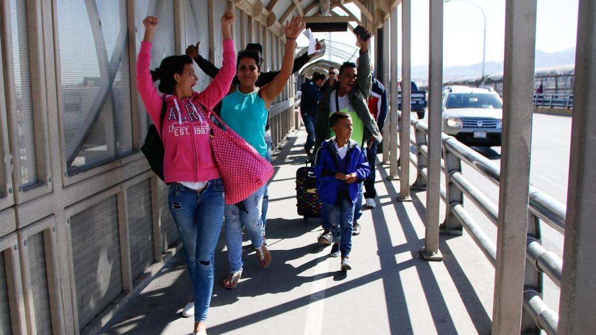 Ciudadanos cubanos caminan hacia territorio estadounidense hoy, miércoles 24 de febrero de 2016, en un punto fronterizo de Ciudad Juárez (México). El Instituto Nacional de Migración (INM) de México recibió hoy en las ciudades fronterizas de Nuevo Laredo (Tamaulipas) y Ciudad Juárez (Chihuahua) a 270 cubanos que llegaron en dos vuelos procedentes de Costa Rica y Panamá y que se dirigen a los Estados Unidos.