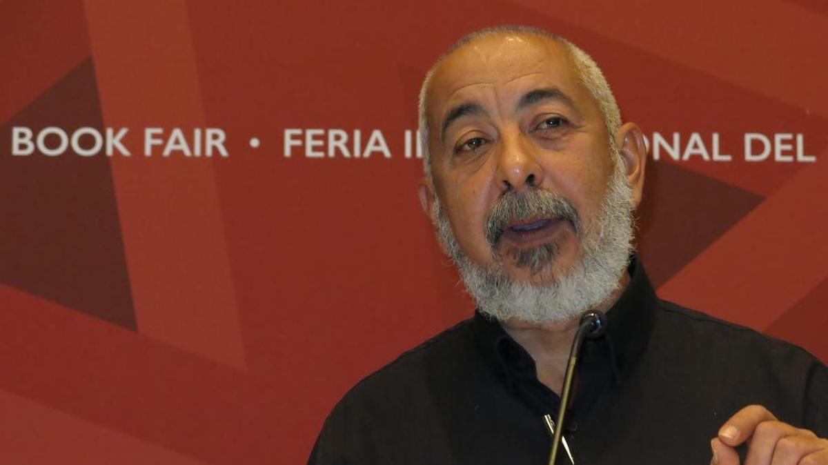 El escritor de Cuba Leonardo Padura participa en una mesa redonda sobre su obra en la Feria Internacional del Libro de Guadalajara en la vie 04 de diciembre 2015, en Guadalajara, México.