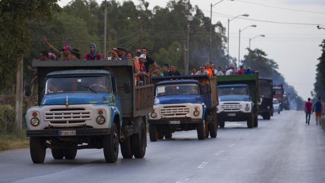 Cubanos son trasladados en camiones tras participar en las honras fúnebres del líder de la revolución cubana Fidel Castro este jueves 1 de diciembre de 2016, en la carretera entre Ciego de Ávila y Camagüey (Cuba).