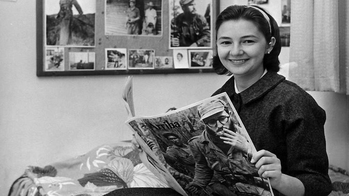Agustina Castro, de 20 años, hermana de Fidel y Raúl Castro, en la habitación de su pensión en la localidad suiza de Villeneuve, donde estudiaba francés, el 7 de enero de 1959.