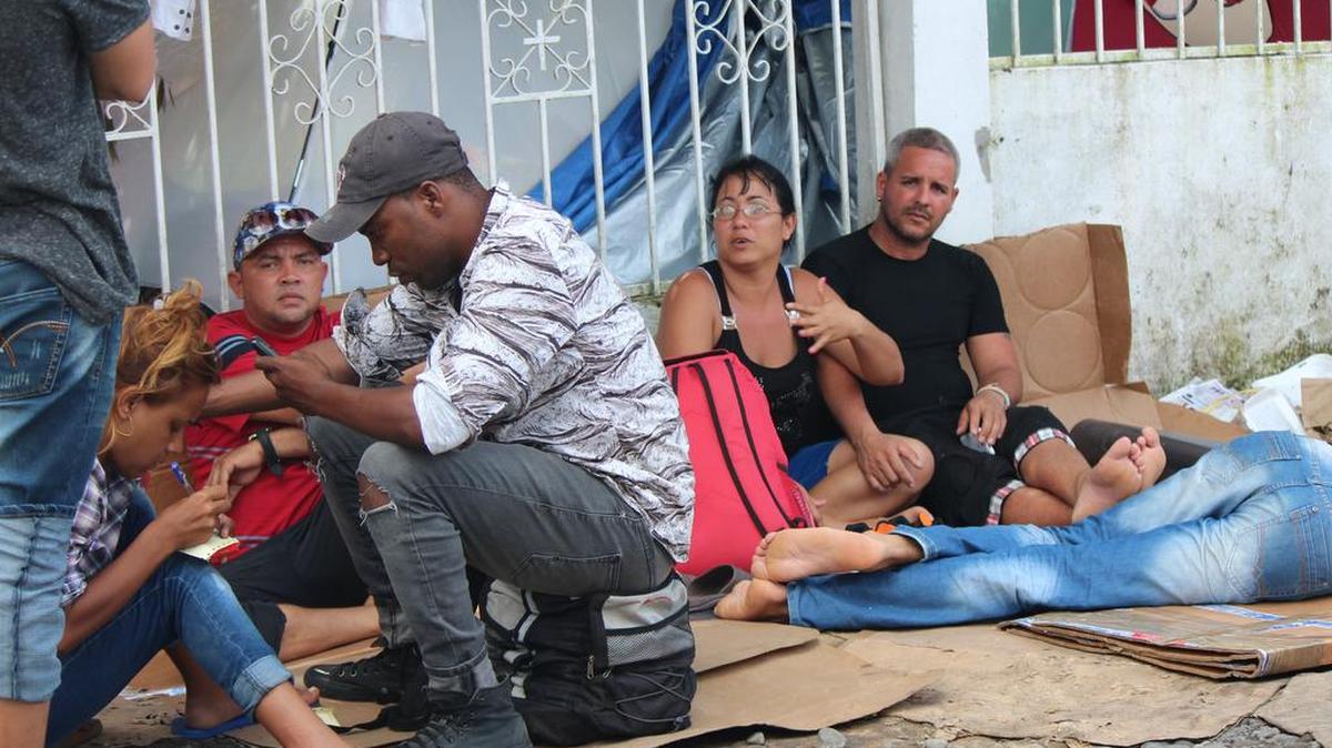 En cartones , a orillas de la calle y en albergues, unos 800 cubanos pasaron la Nochebuena y la Navidad en la frontera de Panamá y Costa Rica.