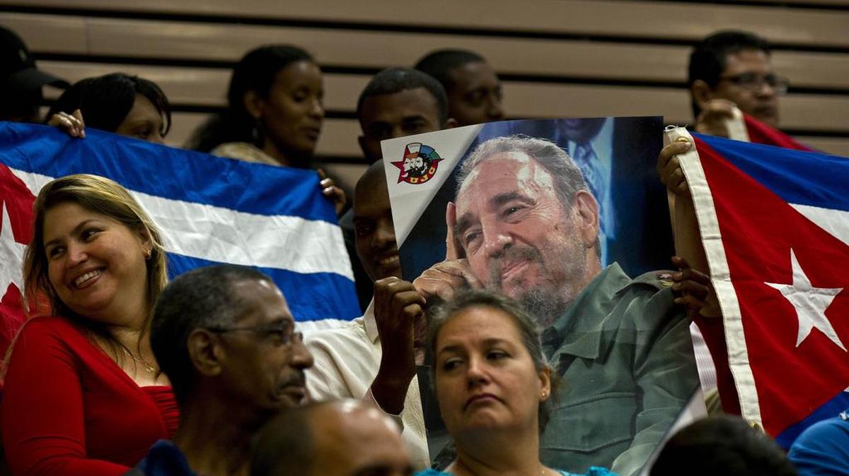 Cubanos sostienen un afiche de Fidel Castro durante la XV Cumbre del Alba en La Habana, Cuba, el 10 de abril de 2017.