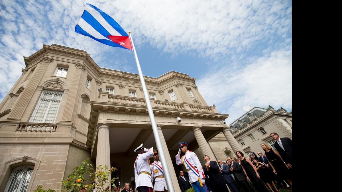
Vista de la bandera cubana ondeando en la la sede de la embajada del país en Washington, este lunes. Estados Unidos y Cuba restablen relaciones diplomáticas y abren embajadas en sus respectivas capitales luego de más de medio siglo de hostilidades.


