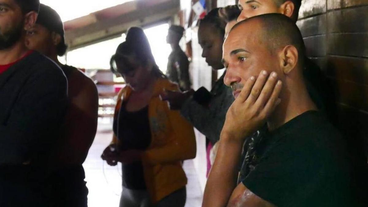 Migrantes cubanos varados en Panamá hablan con periodistas en el campamento de Gualaca, provincia de Chiriquí.
