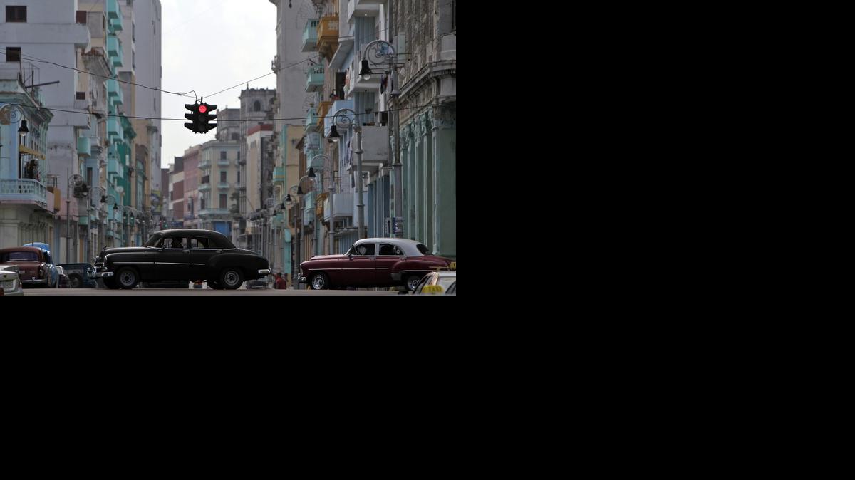 
Autos antiguos cruzan por una calle de La Habana (Cuba). Foto de archivo.
