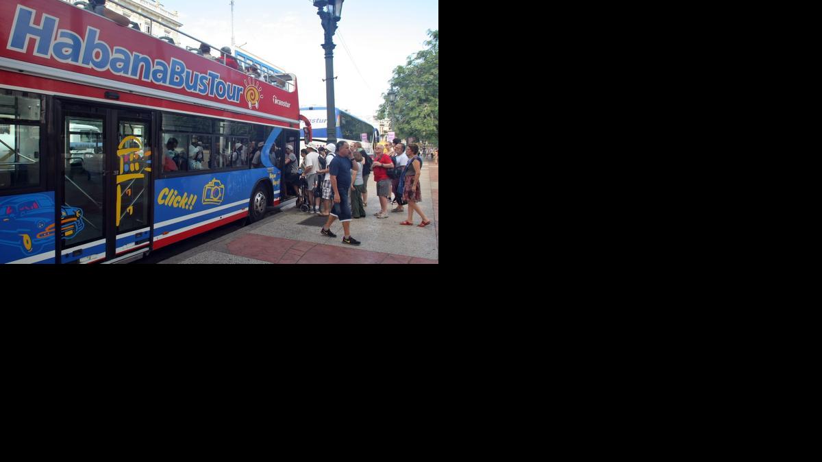 
Turistas abordan un autobús turístico hoy, viernes 16 de enero de 2015, en La Habana (Cuba). La relajación en EE.UU. de las restricciones de viaje a Cuba dinamizarán las visitas de estadounidenses a la isla y tendrá un "impacto muy positivo" en las relaciones bilaterales, según agencias de viaje y expertos.
